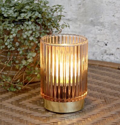 Lampa Med Spår LED Mocca från Chic Antique på flätat bord