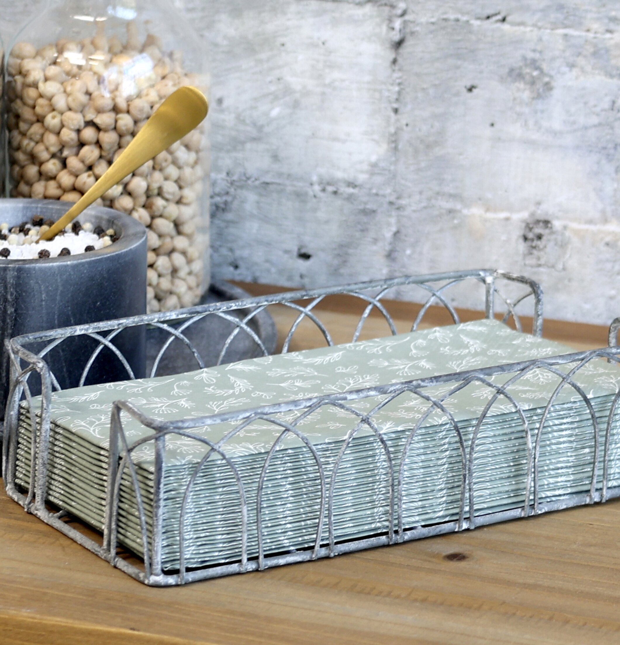 Servetthållare Antik Zink från Chic Antique på träbord