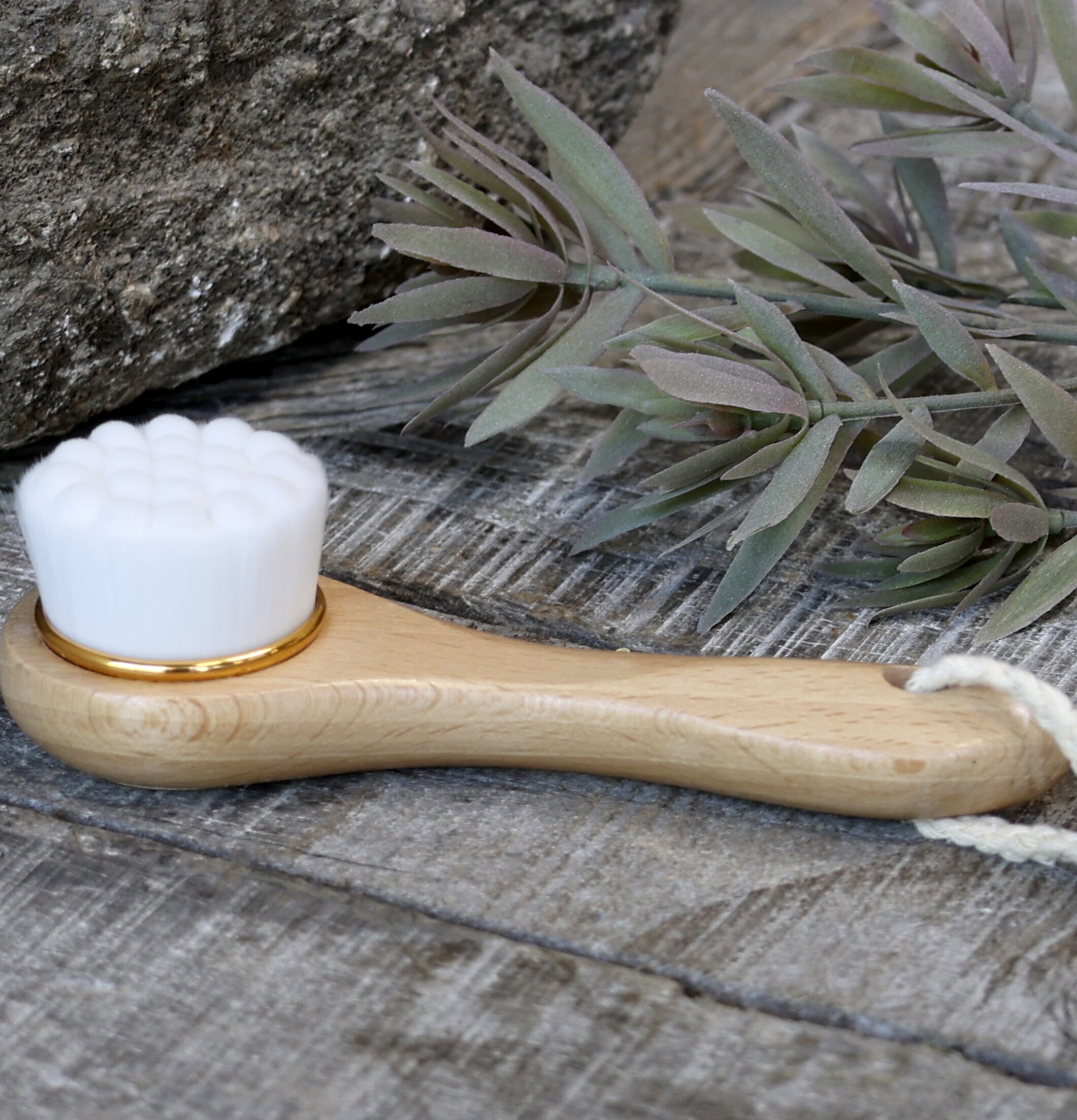 Éternel Ansiktsborste från Chic Antique med trähandtag och snodd