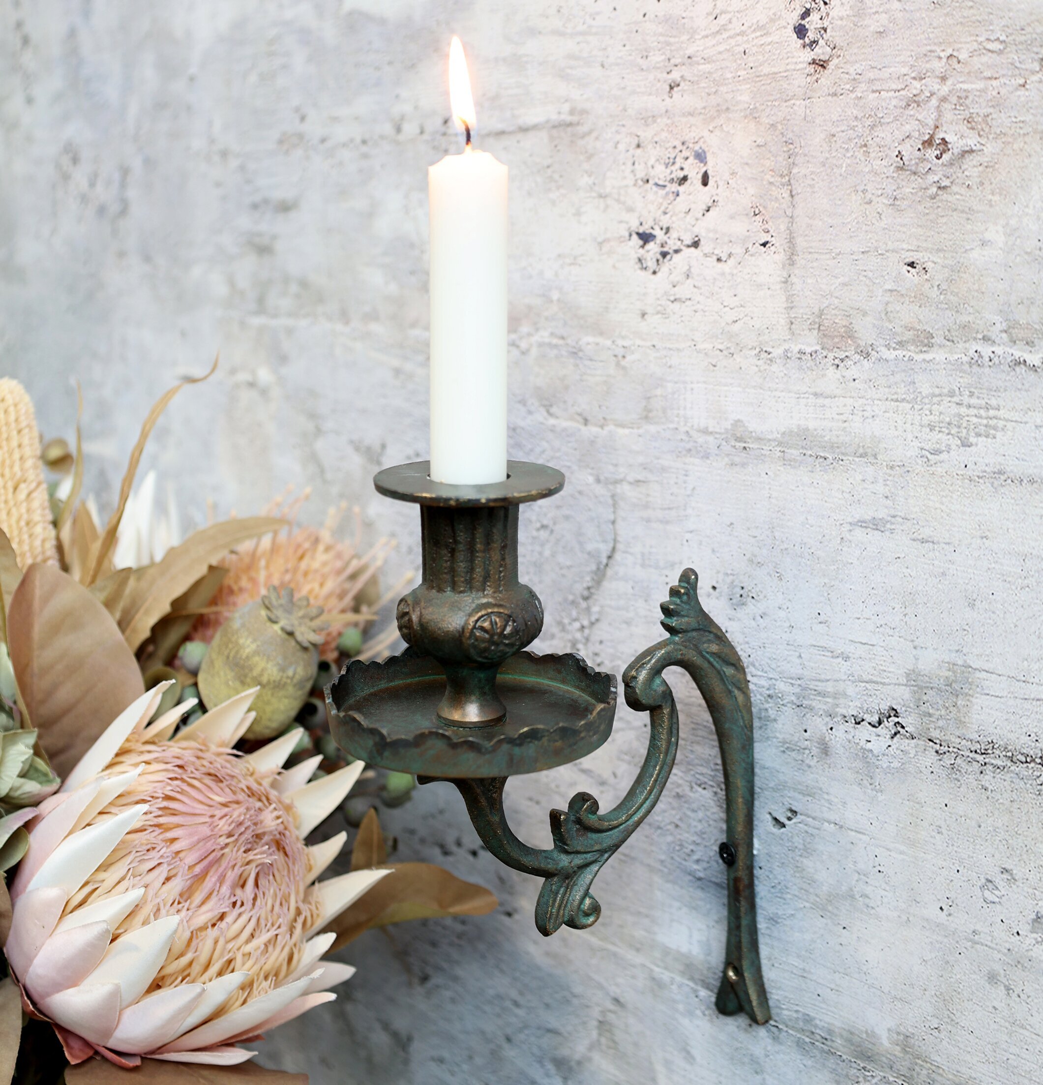 Fransk Ljusstake Antik Mässing från Chic Antique på vägg