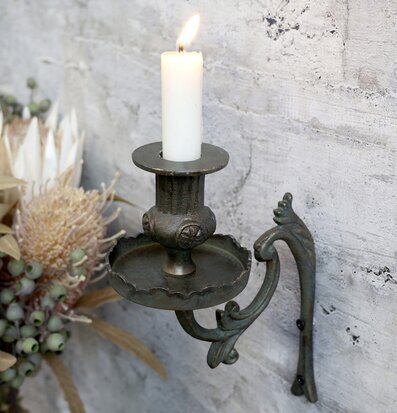 Fransk Ljusstake Antik Mässing från Chic Antique på betongvägg