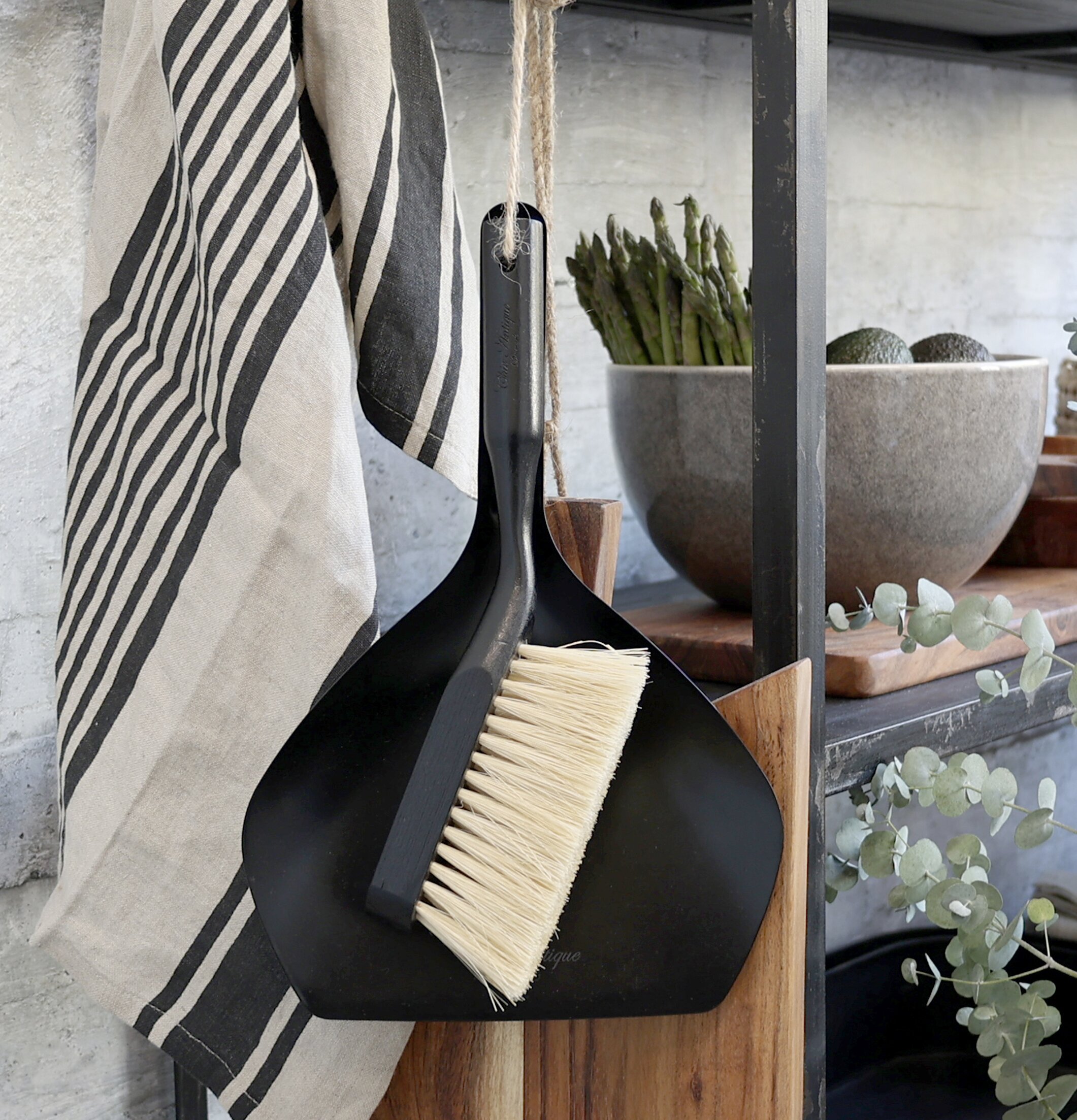 Sopskyffel Svart Inkl Borste från Chic Antique i köksmiljö