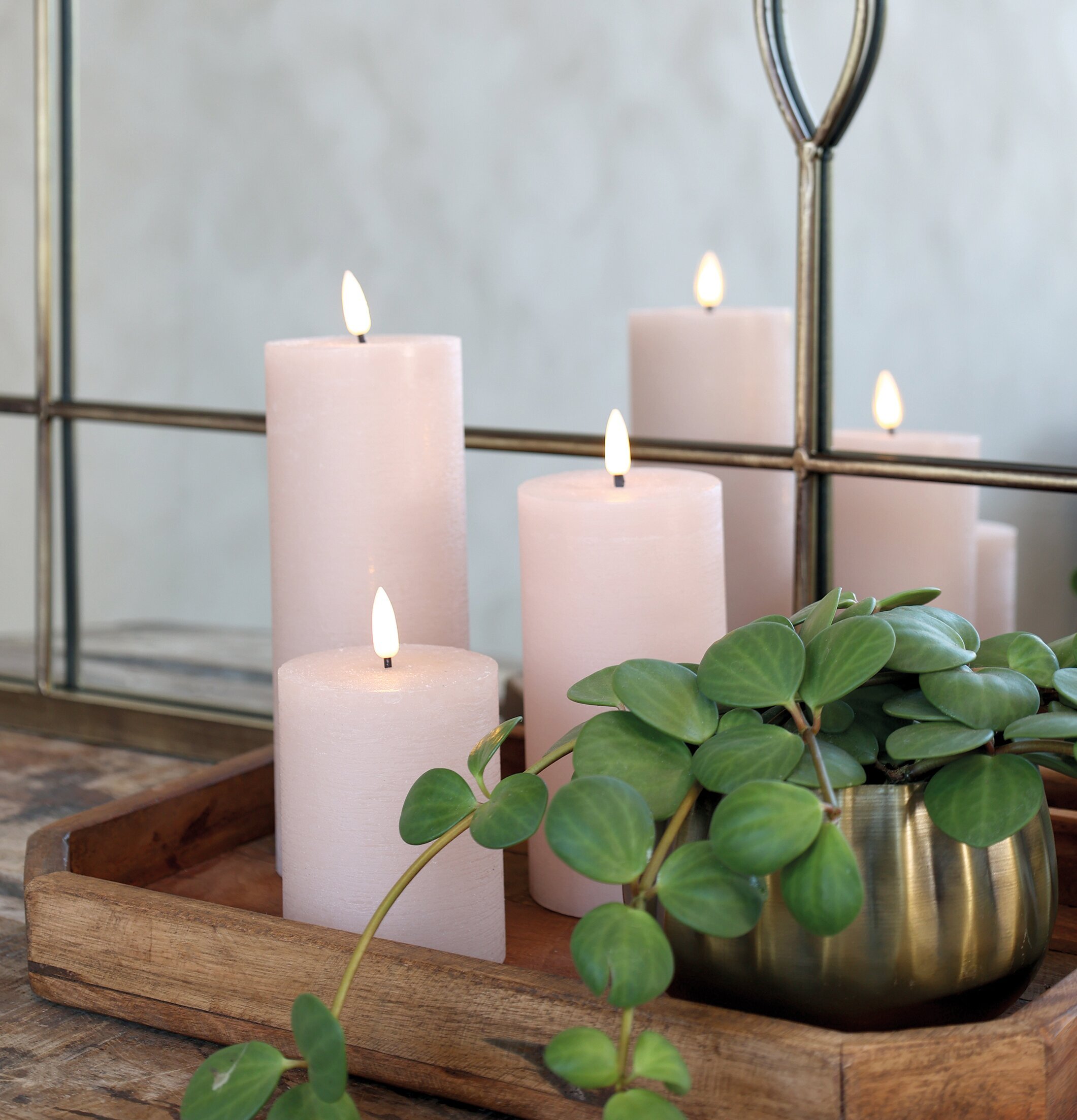 Blockljus LED Dimmrosa H20 från Chic Antique på träbord