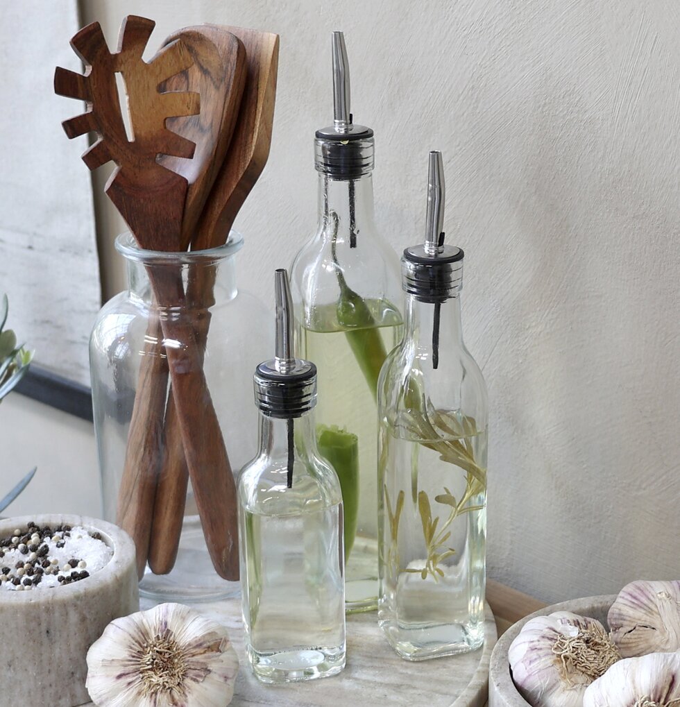 Olje/Vinäger Flaskor Set/3 från Chic Antique i köksmiljö