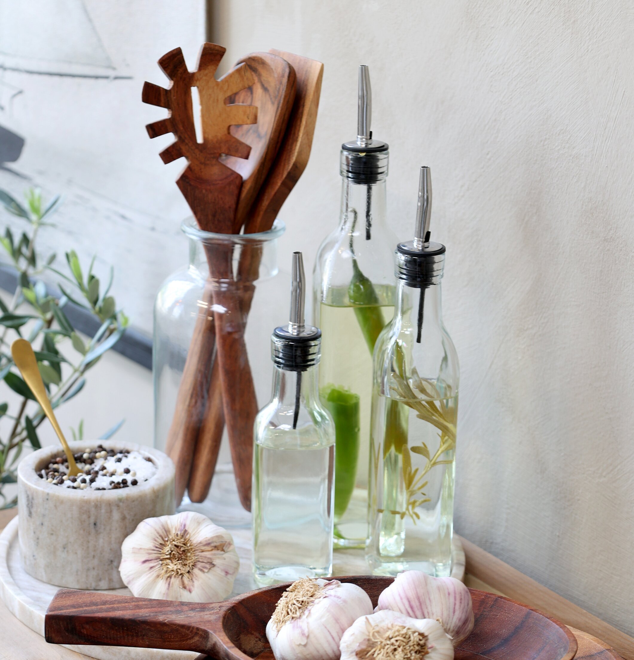 Chic Antique Olje/Vinäger Flaskor Set/3 i rustik köksmiljö