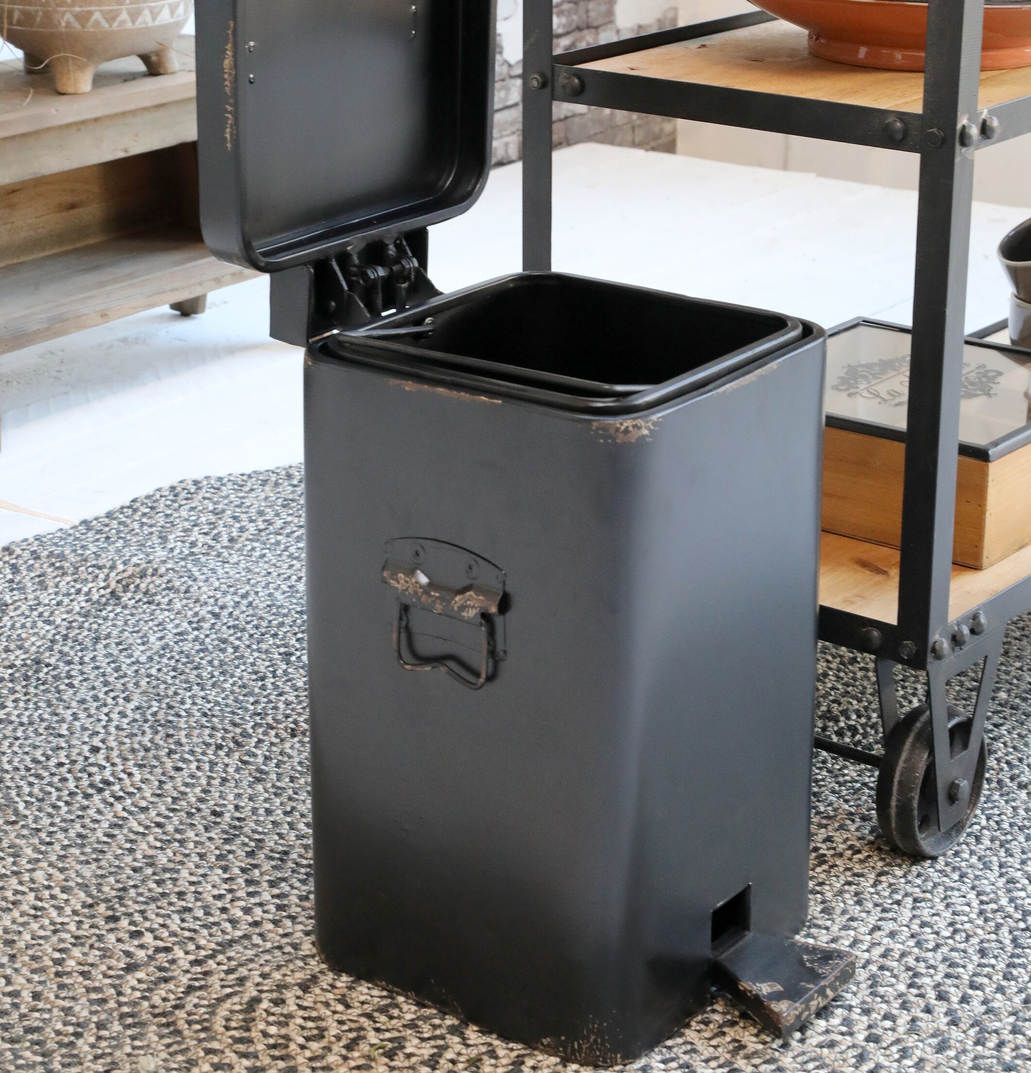 Pedalhink M Antiksvart från Chic Antique i rustik miljö