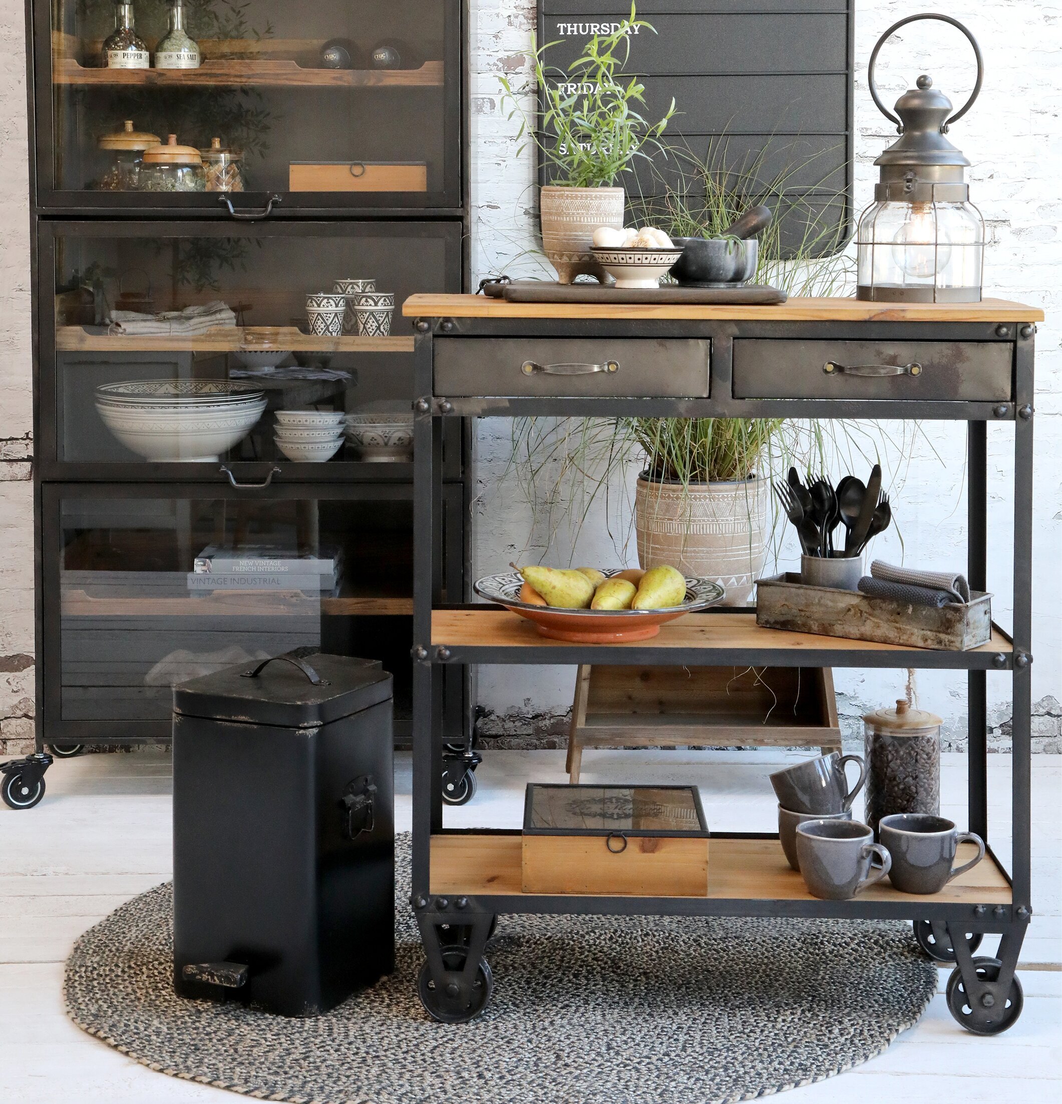 Pedalhink M Antiksvart från Chic Antique i rustik miljö