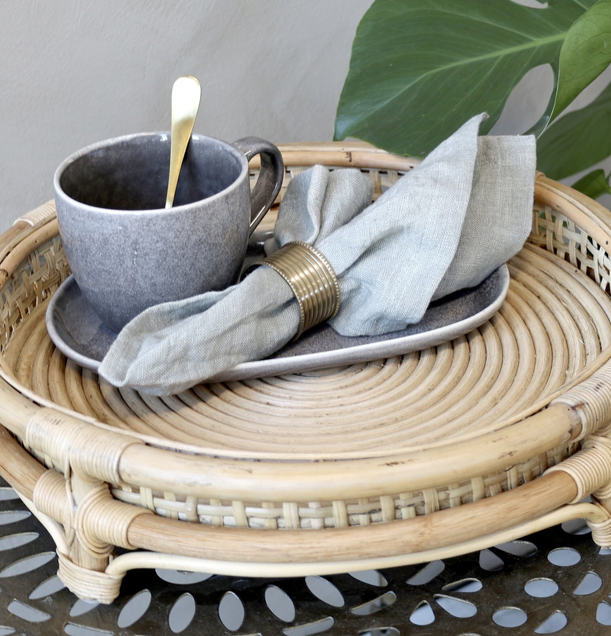 Bricka Rotting från Chic Antique med keramikkopp och Monstera