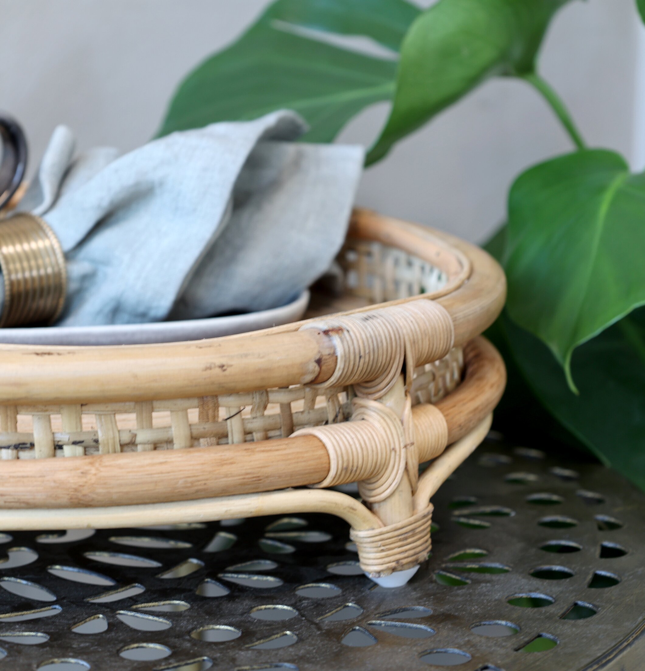 Bricka Rotting från Chic Antique med keramik och servett