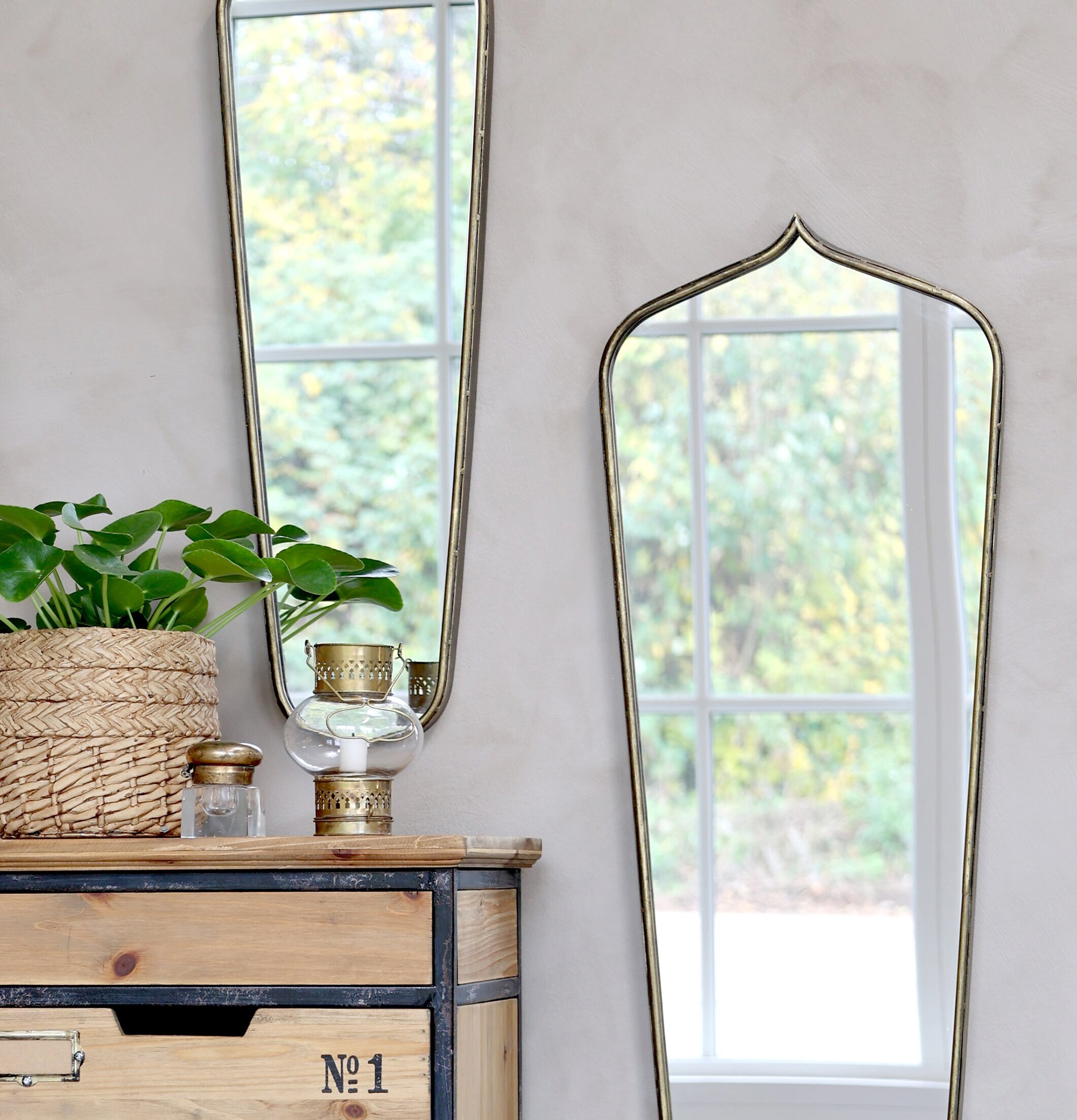 Spegel Antik Mässing 71 Cm från Chic Antique på beige vägg