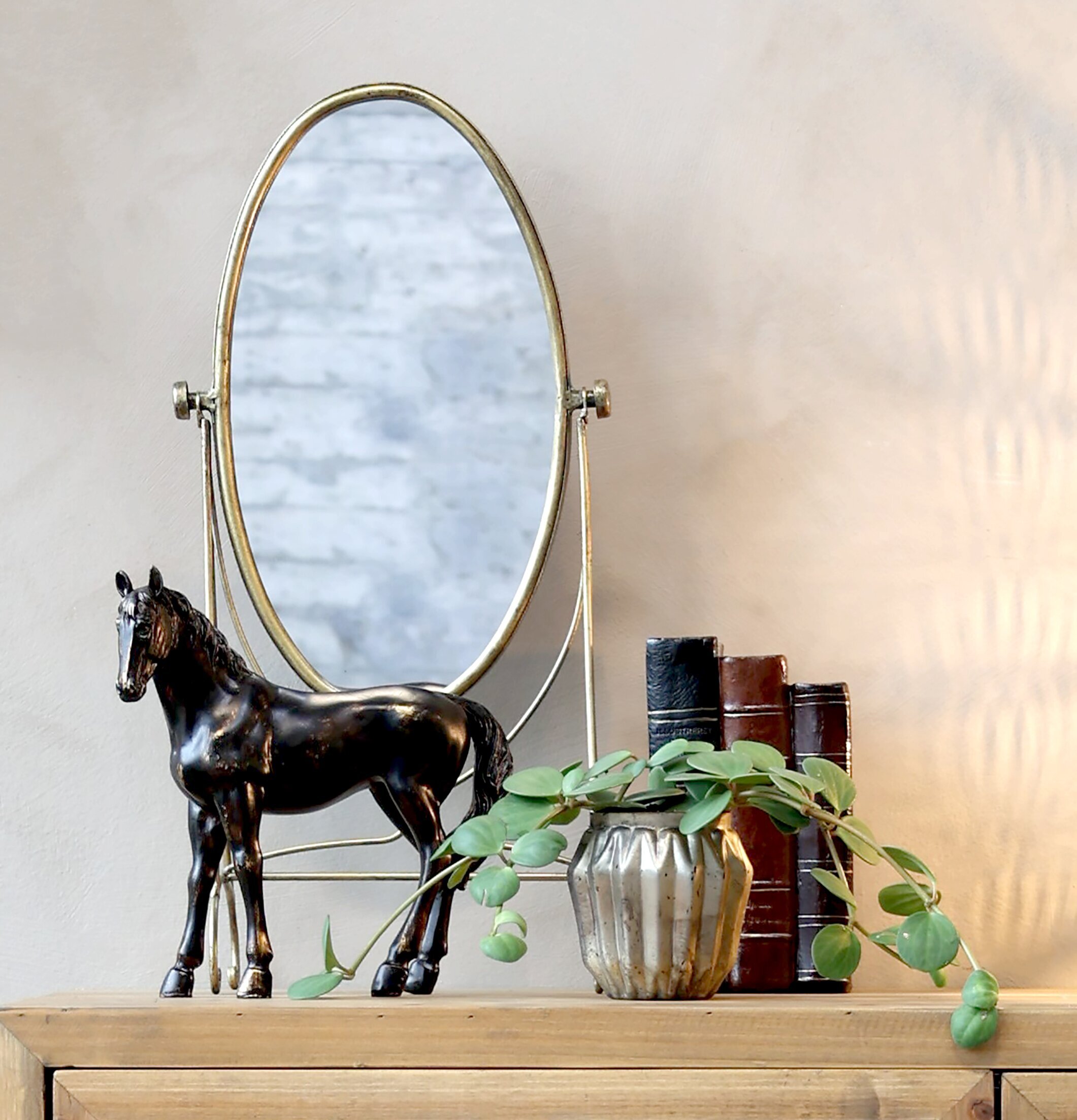 Bordsspegel Antik Mässing från Chic Antique på rustikt bord