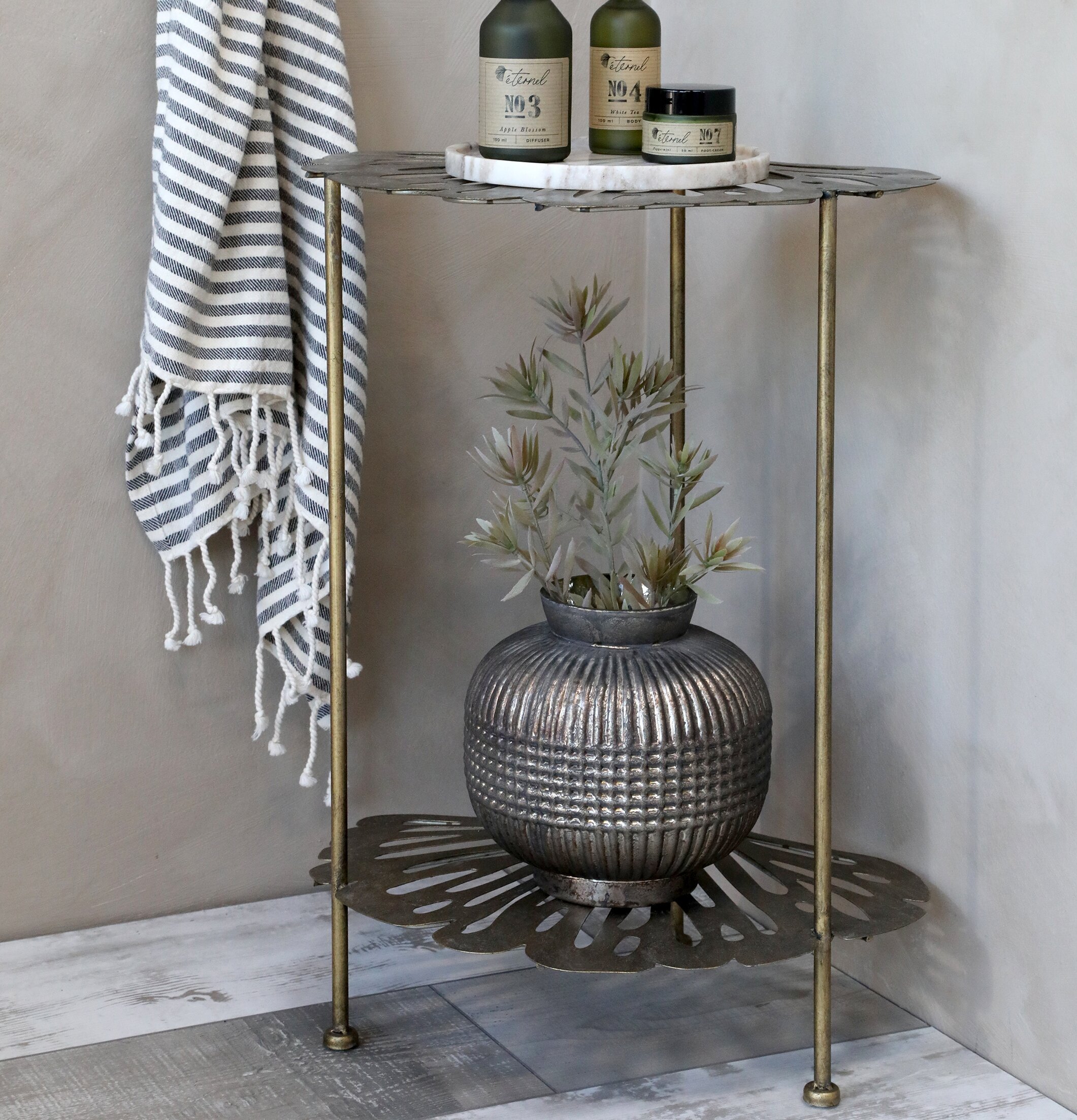 Sidobord Antik Mässing från Chic Antique med dekorativa föremål