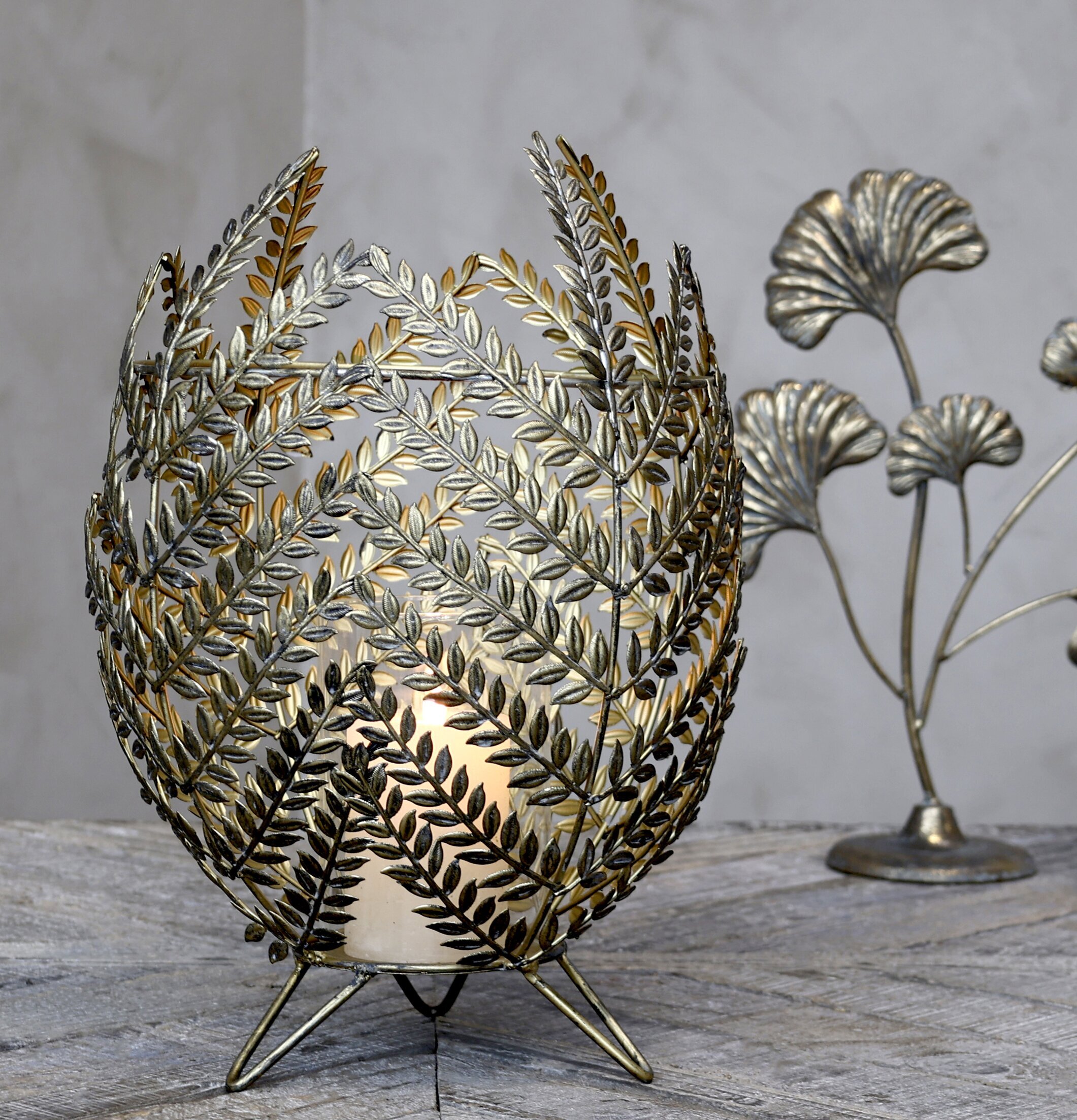 Lanterna Bord Antik Mässing från Chic Antique på rustikt bord