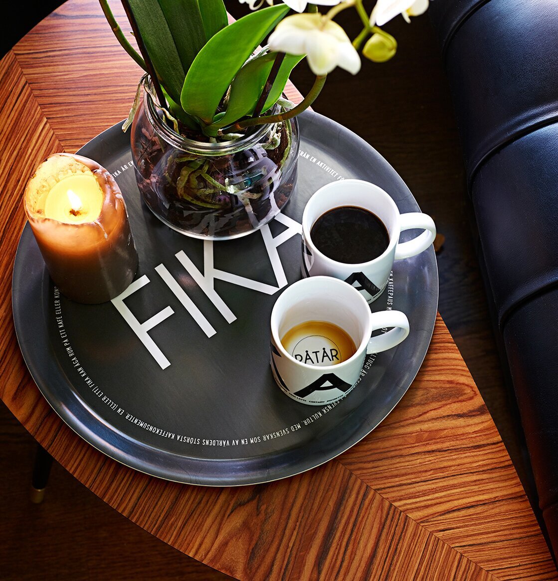 Bricka FIKA Grå från I Love Design med kaffe och växter