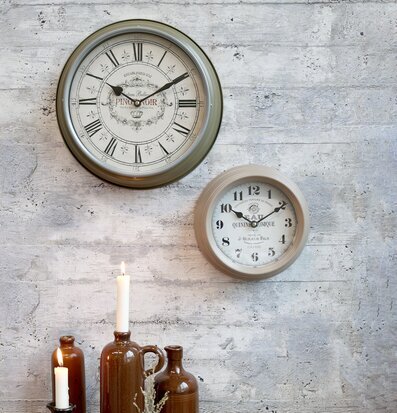 Väggklocka Grön från Chic Antique på vitkalkad vägg