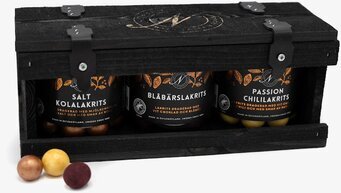 Bild av elegant trälåda med lyxig lakritsförpackning