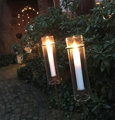 Foto av kvällsmiljö med ljus och naturnära detaljer