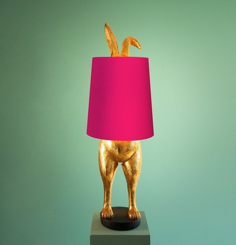Lampa Hiding Bunny Guld/Rosa från Werner Voss på piedestal