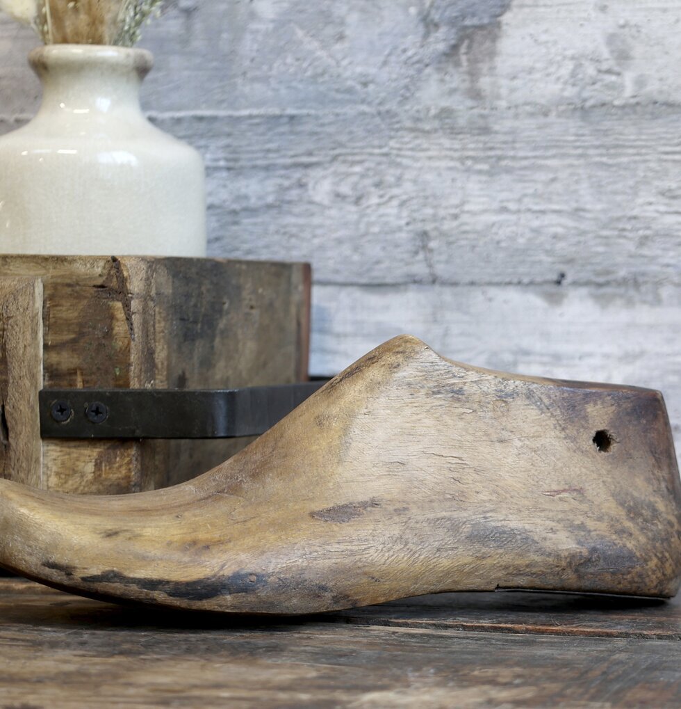 Grimaud Skoläst Deko från Chic Antique på rustik träyta