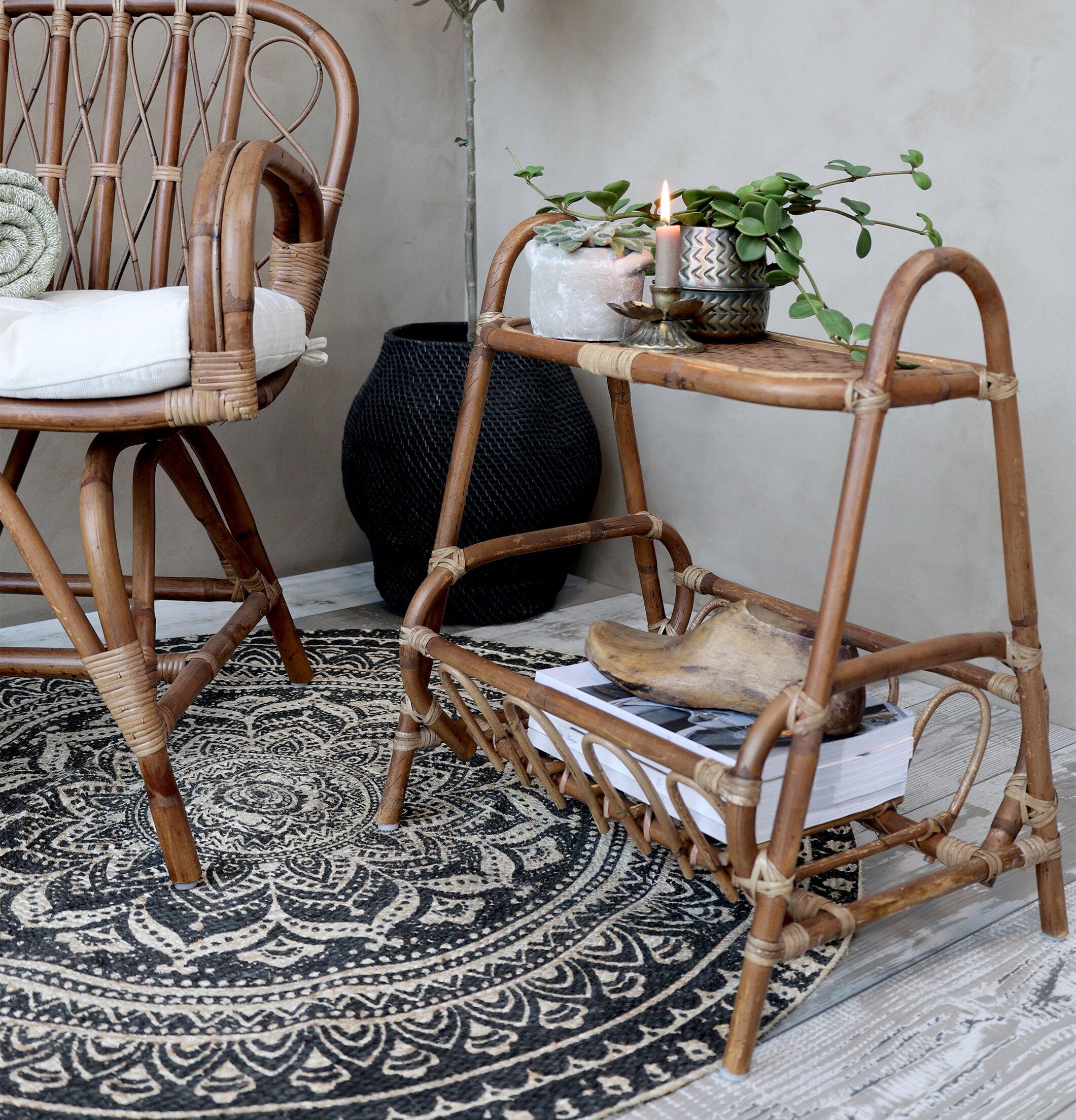 Grimaud Skoläst Deko från Chic Antique på bambuhylla