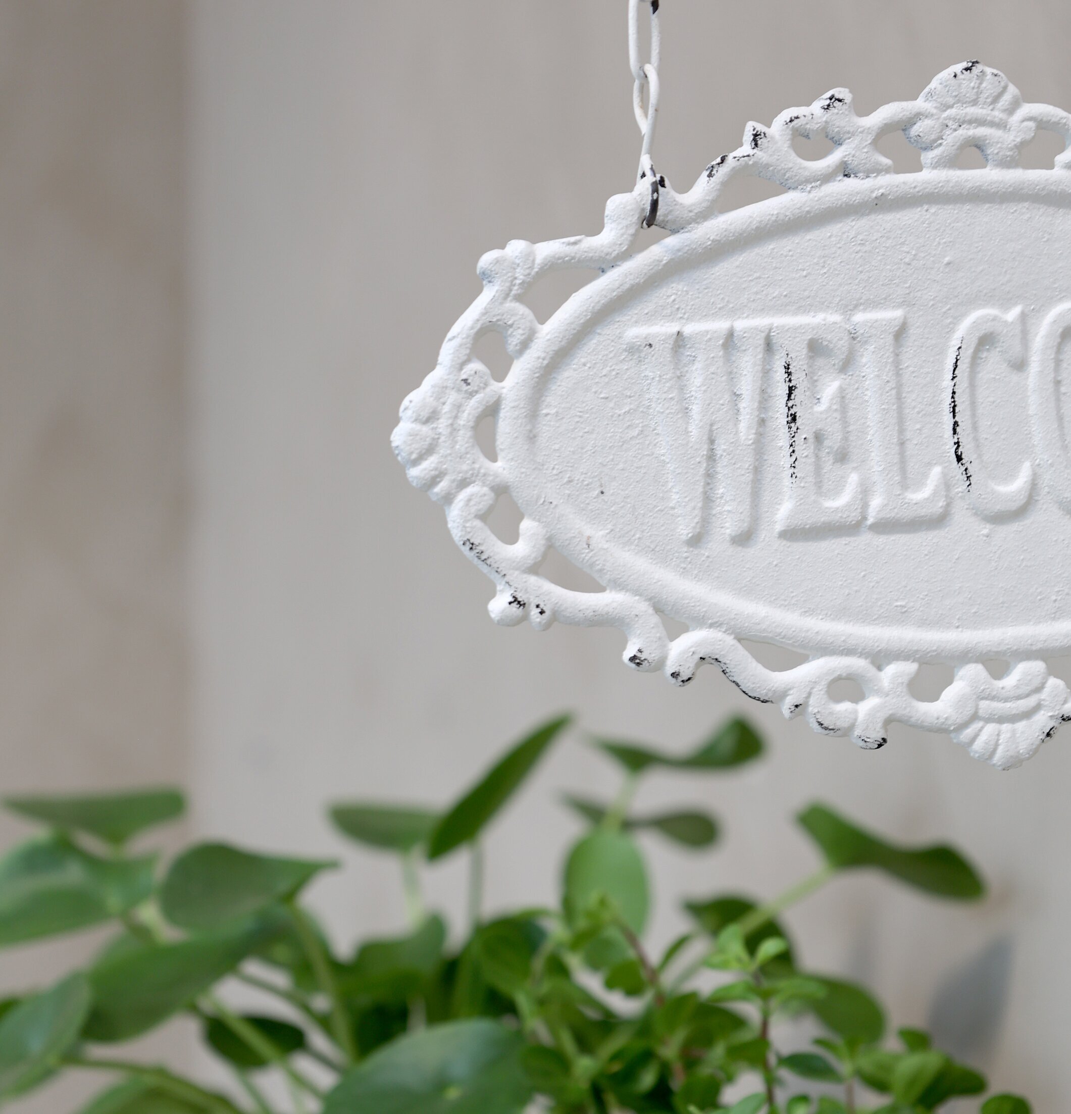 Skylt Welcome Antique Creme från Chic Antique med växter