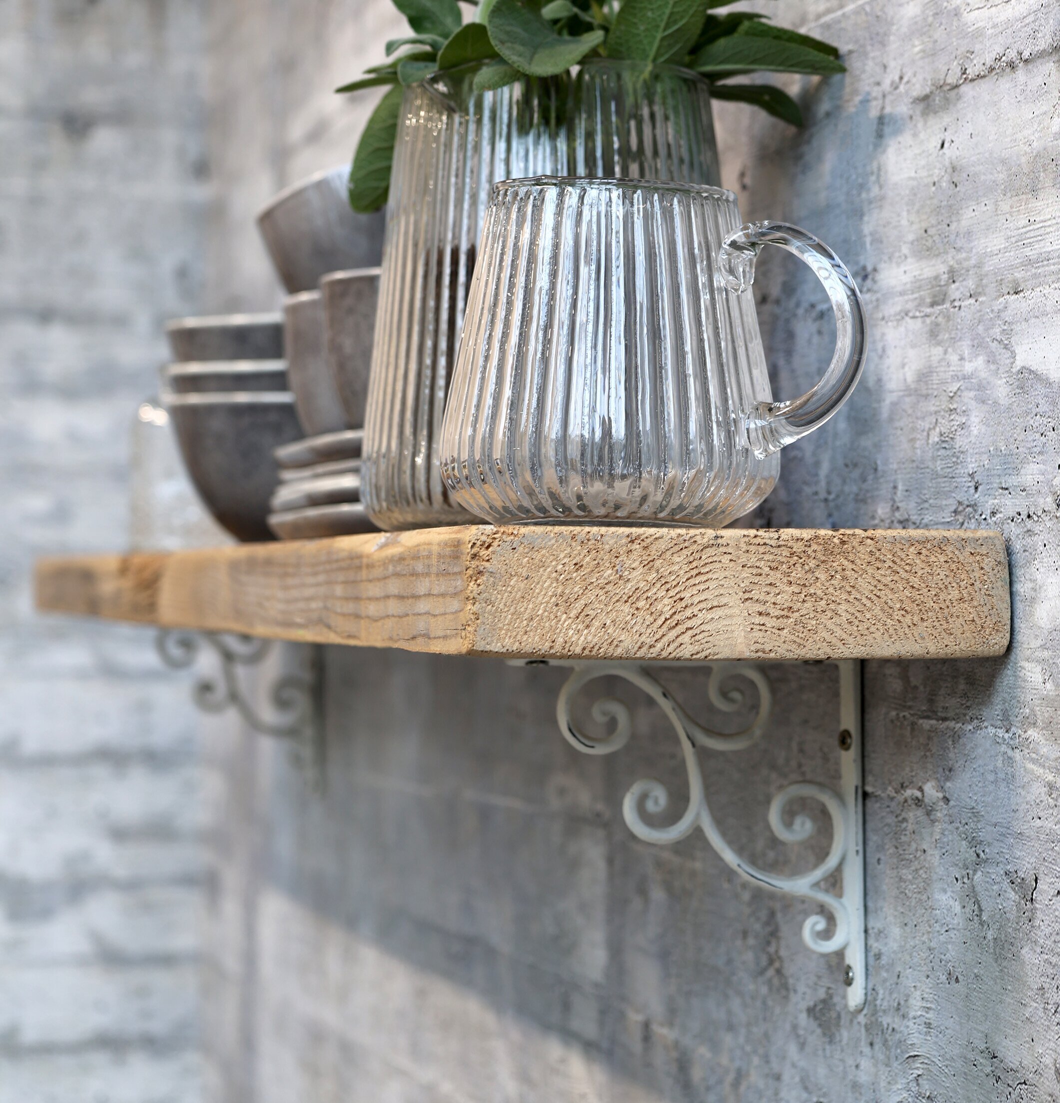 Hyllkonsol Antik Creme från Chic Antique på betongvägg