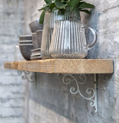 Hyllkonsol Antik Creme från Chic Antique på betongvägg