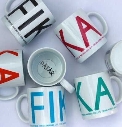 Mugg FIKA Rosa från I Love Design med rosa text och kaffetyper