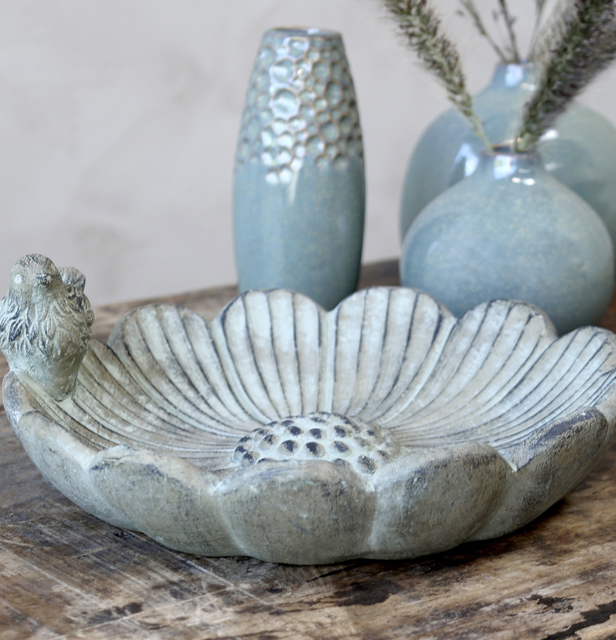 Fågelbad Blomma Med Fågel från Chic Antique på träbord