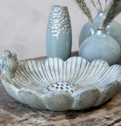 Fågelbad Blomma Med Fågel från Chic Antique på träbord
