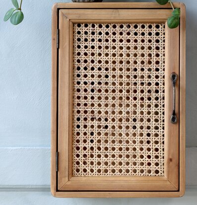 Bild av elegant nyckelskåp med rotting och trädetaljer