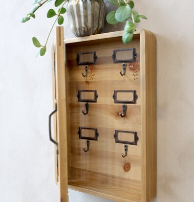 Bild av elegant nyckelskåp med fransk rotting