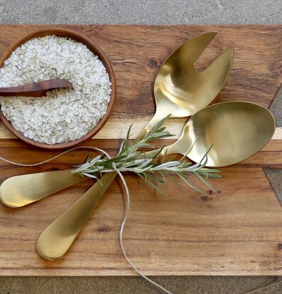 Salladsbestick Nordique Guld från Chic Antique på träplanka