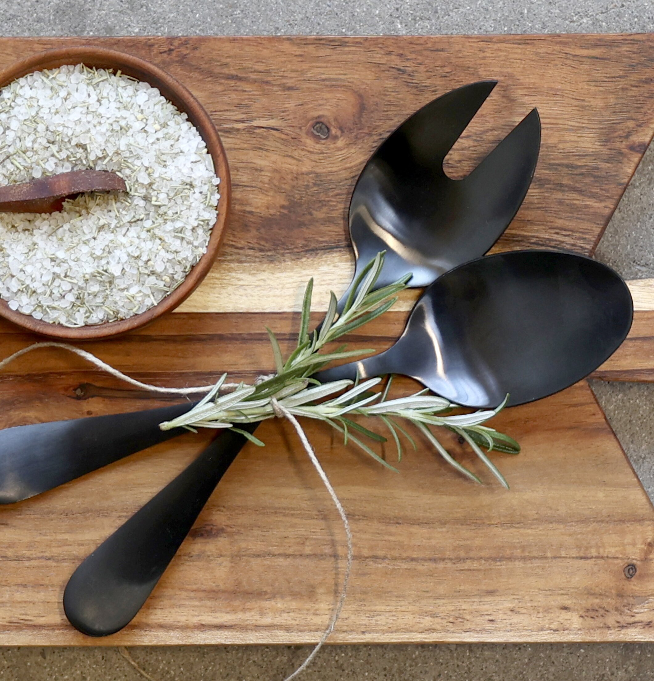 Salladsbestick Nordique Svart från Chic Antique på träskiva