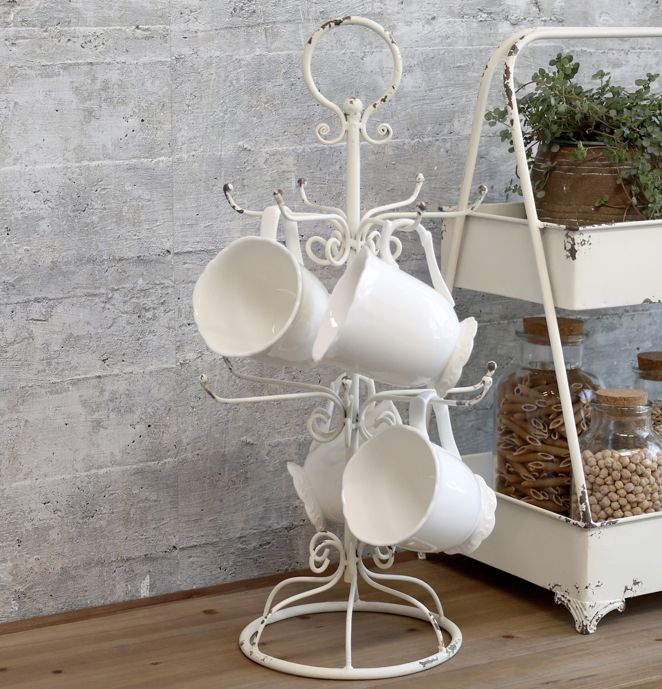 Muggstativ Antikvit från Chic Antique i rustik köksmiljö