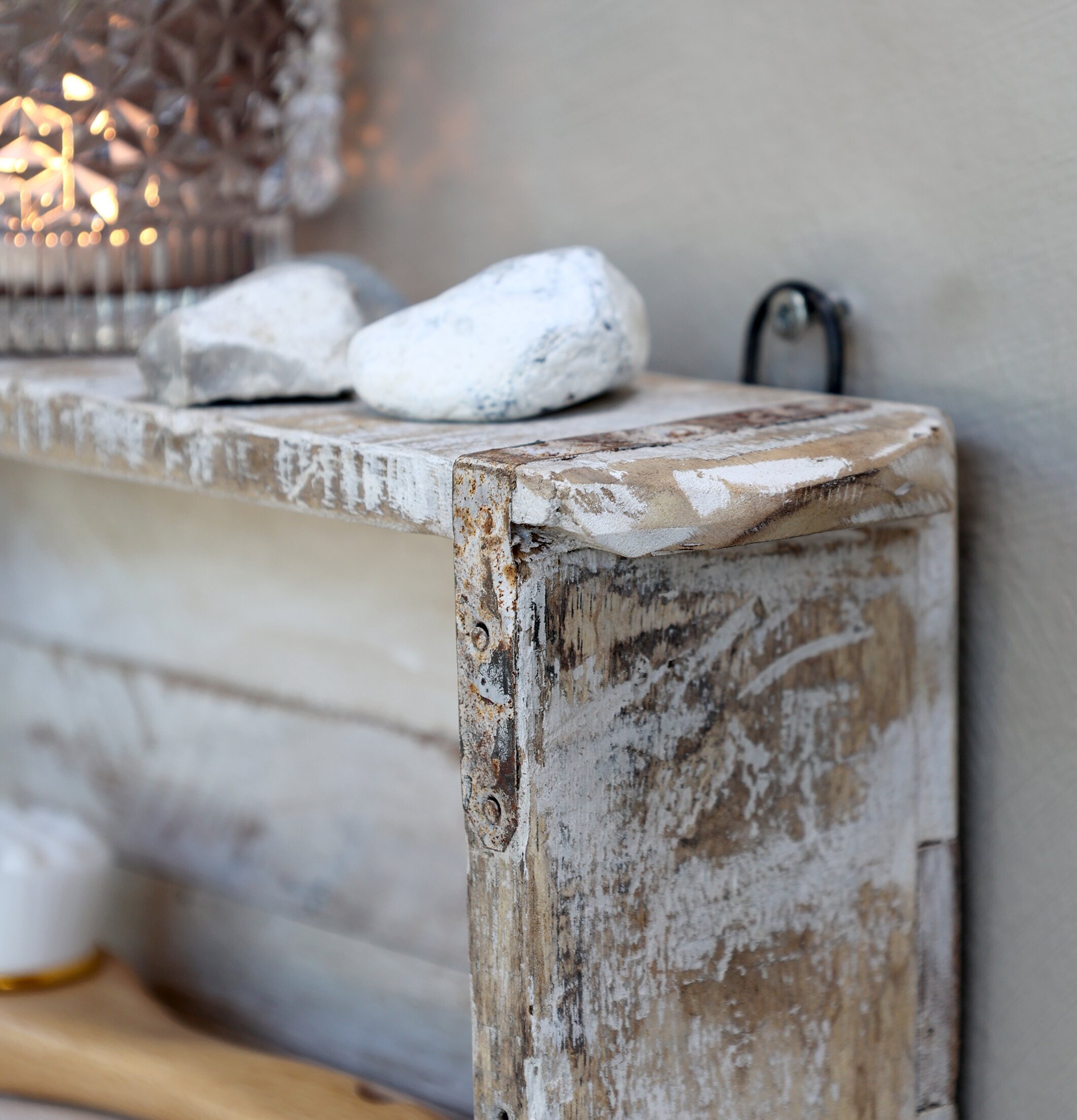 Vägghylla Murstensform Antikvit från Chic Antique på vägg