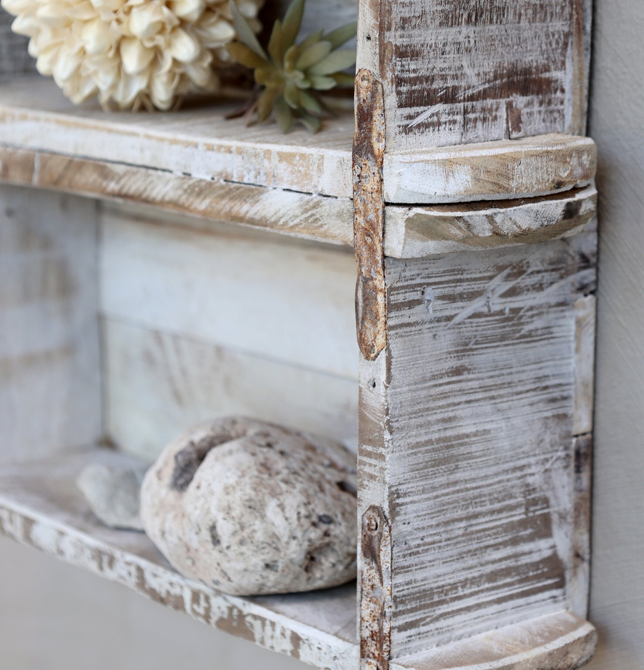 Vägghylla Murstensform Antikvit från Chic Antique på ljus vägg