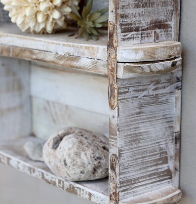 Vägghylla Murstensform Antikvit från Chic Antique på ljus vägg