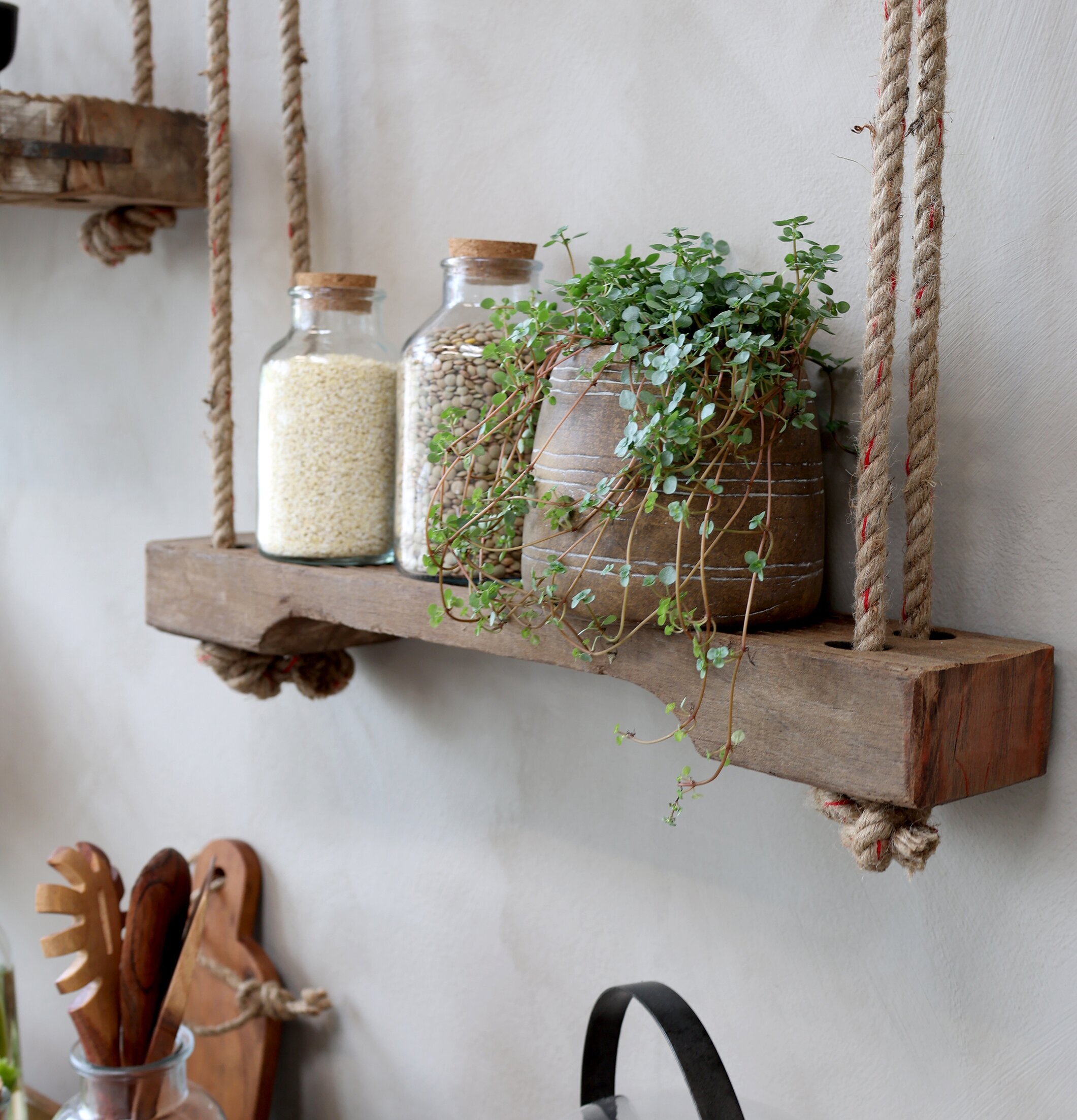 Hylla Grimaud Med Jutesnöre L från Chic Antique på ljusgrå vägg