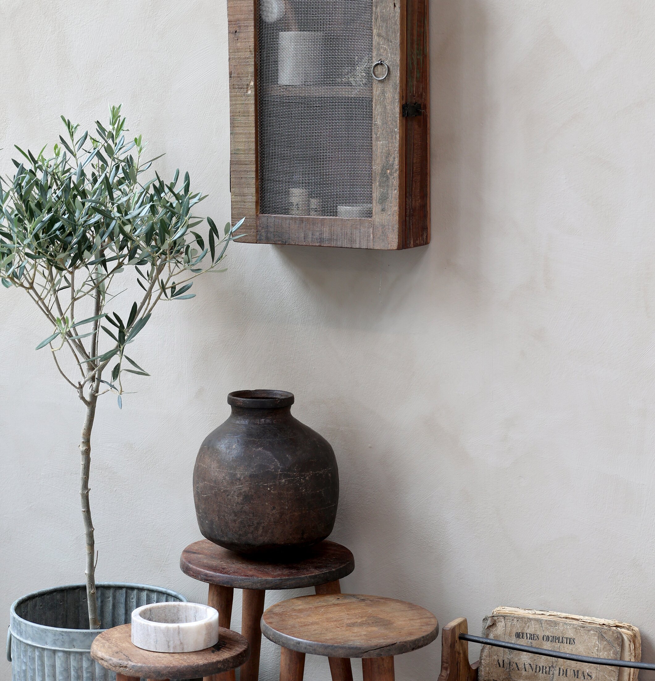 Väggskåp Grimaud från Chic Antique med rustik inredning