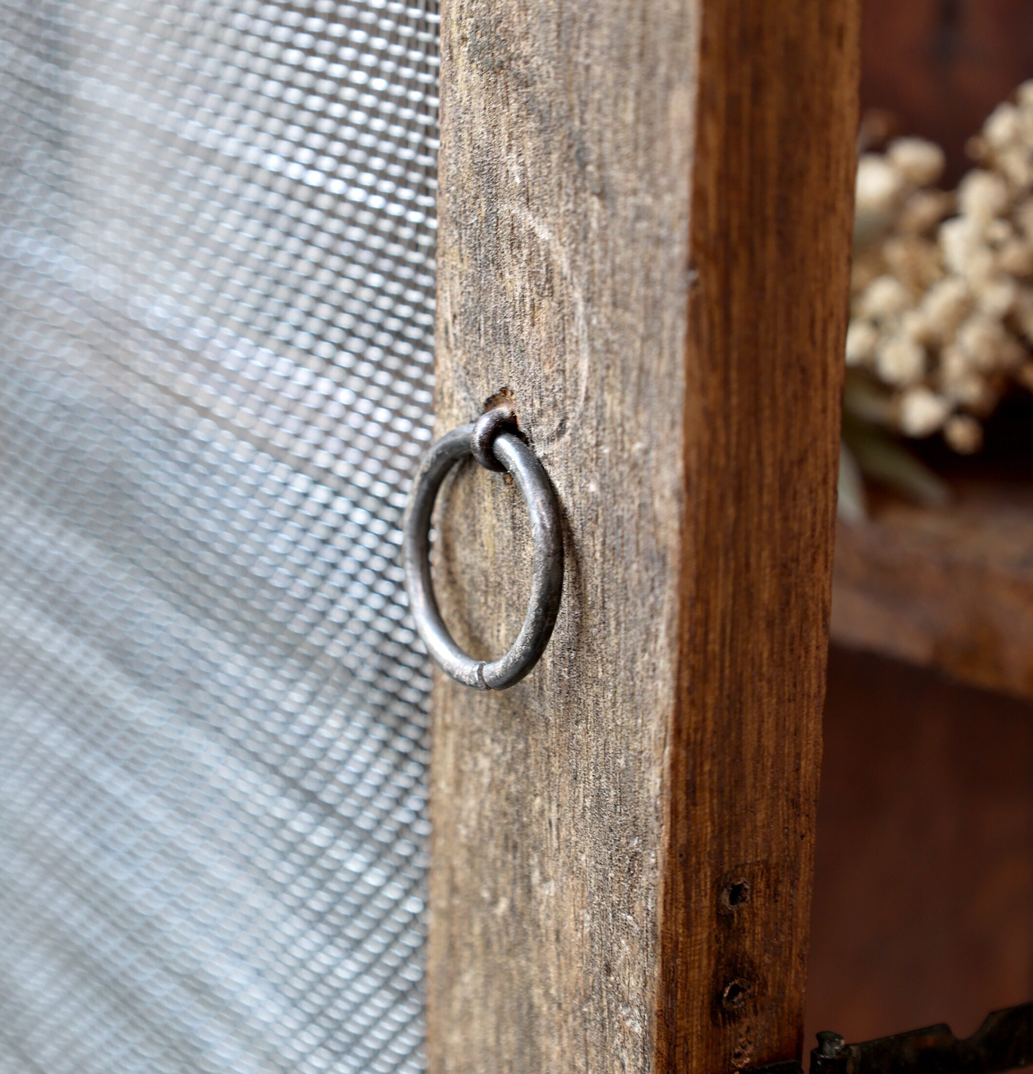 Väggskåp Grimaud från Chic Antique med rustik design