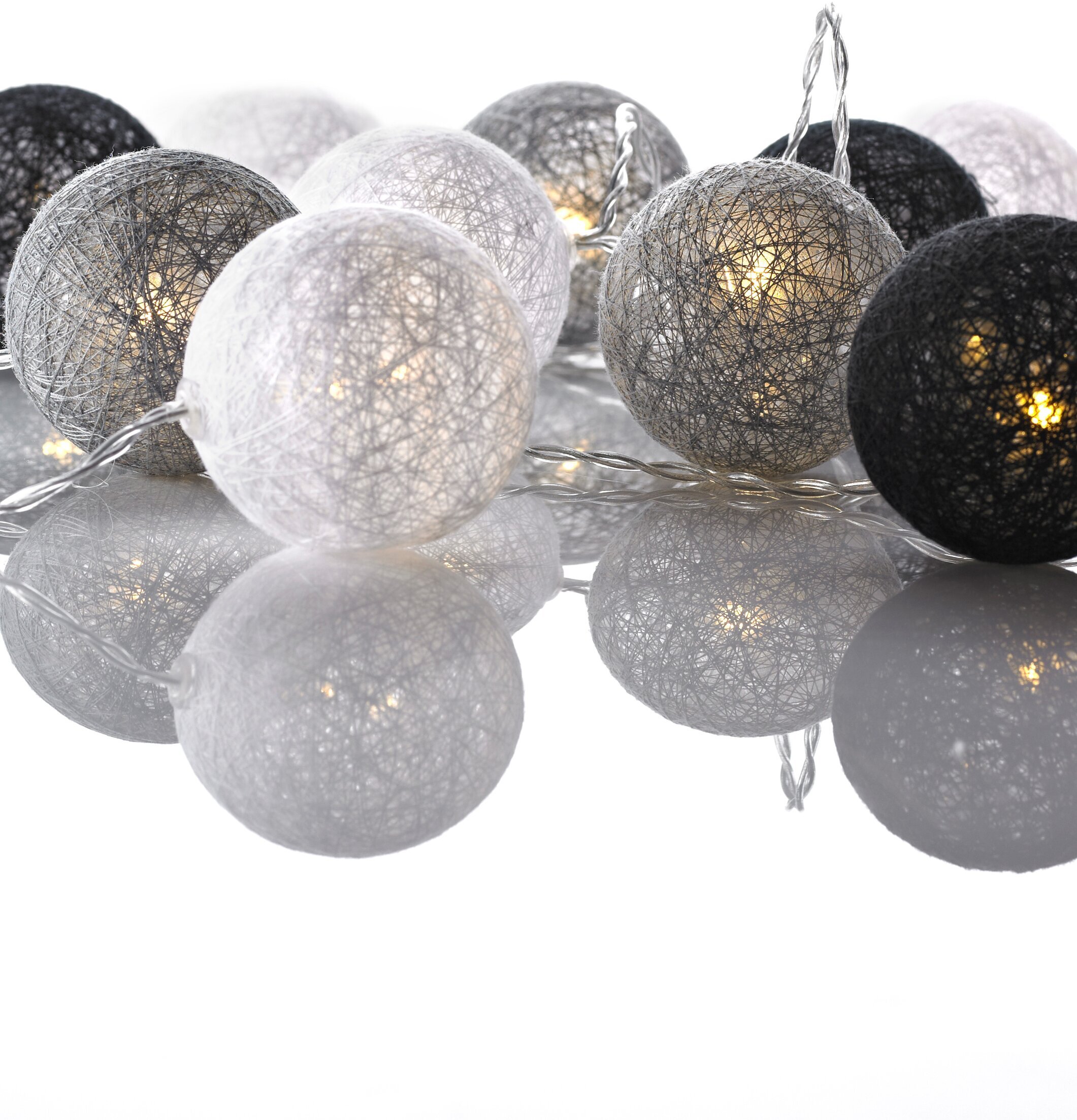 Twix LED Ljusslinga Grå från Markslöjd med nätverksbollar