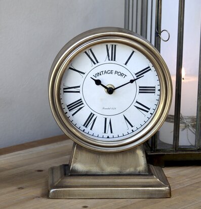 Bordsklocka Antik Mässing från Chic Antique på träbord