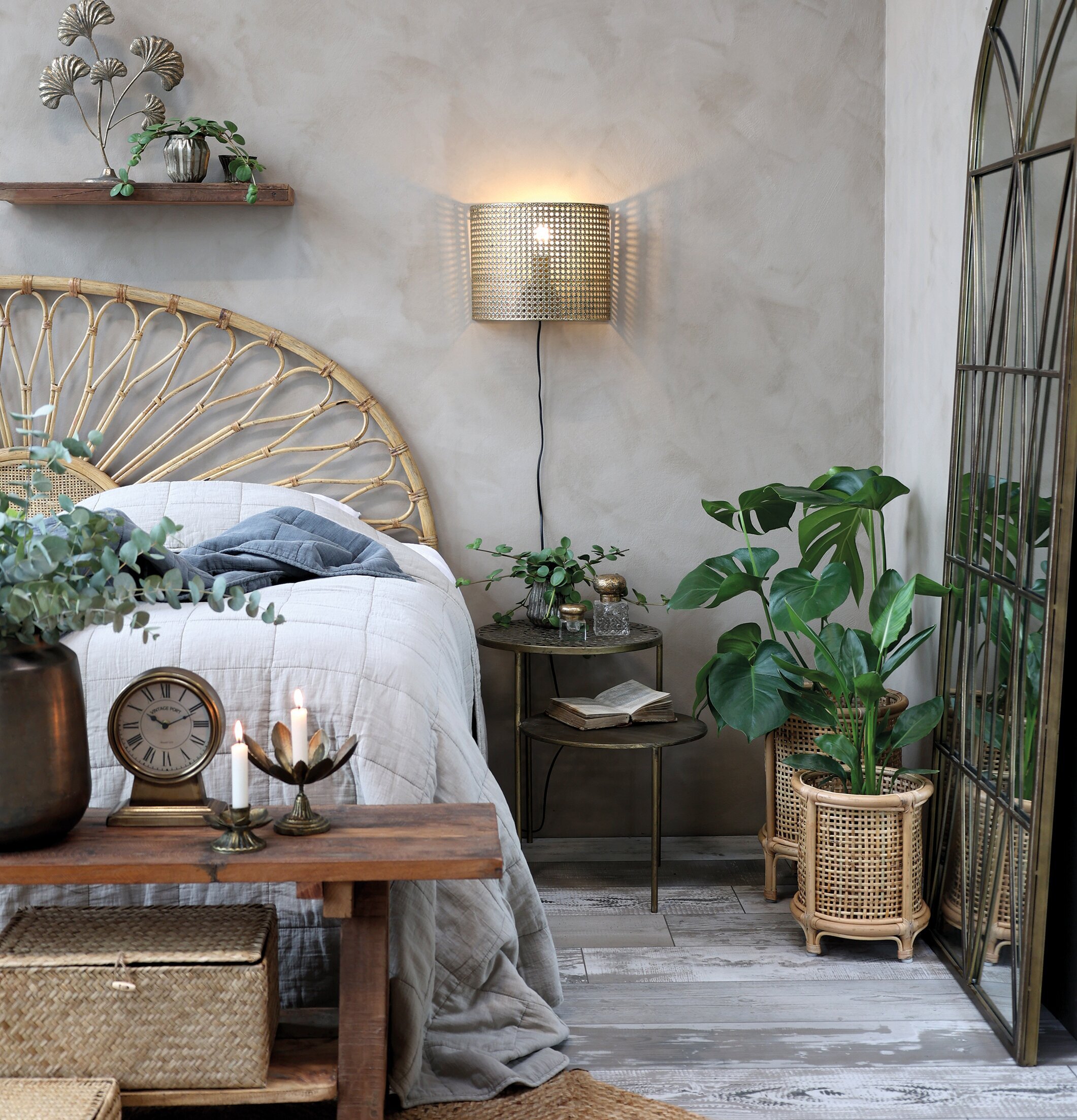 Bordsklocka Antik Mässing från Chic Antique på träbord