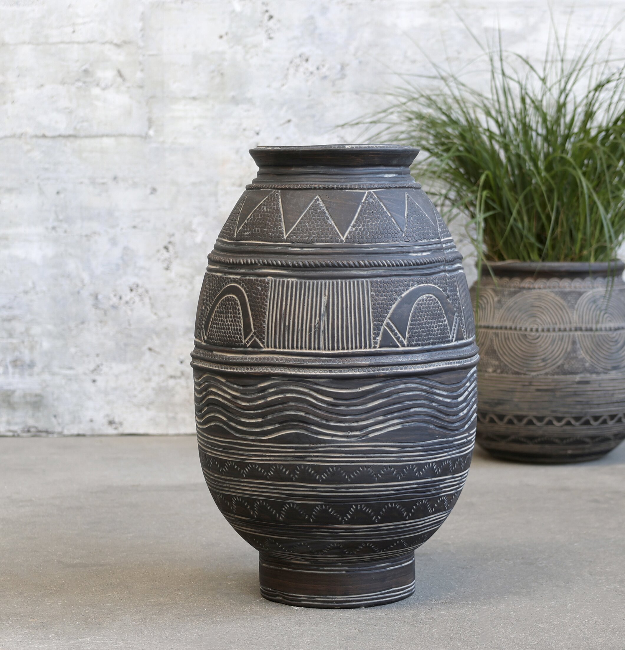 Vas Med Mönster Antique Grey från Chic Antique i industrimiljö