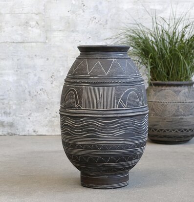 Vas Med Mönster Antique Grey från Chic Antique i industrimiljö