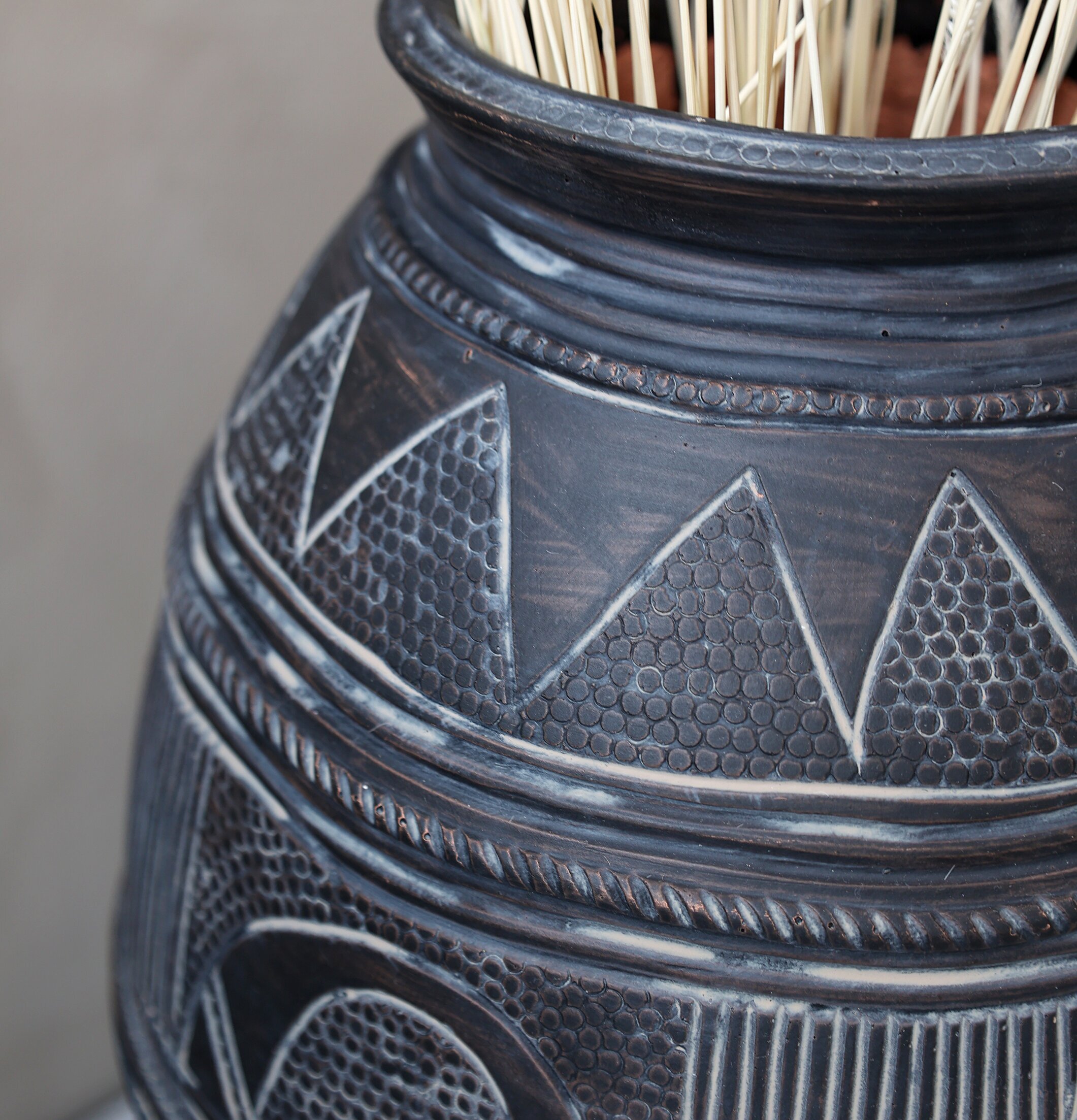 Vas Med Mönster Antique Grey från Chic Antique på träyta