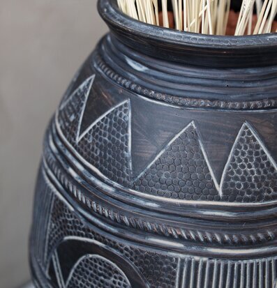 Vas Med Mönster Antique Grey från Chic Antique på träyta