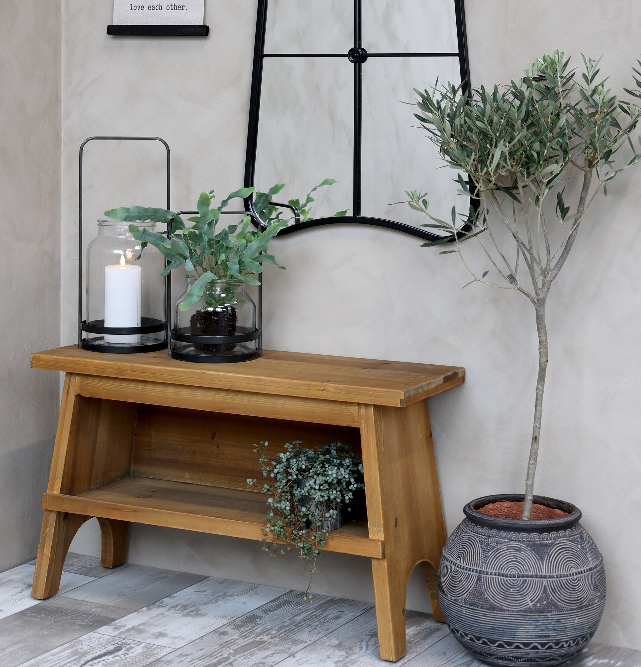 Rund Vas Med Mönster Antique Grey från Chic Antique på golvet