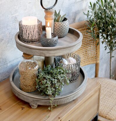 Våningsfat 2 Brickor Antik Natur från Chic Antique på träbord